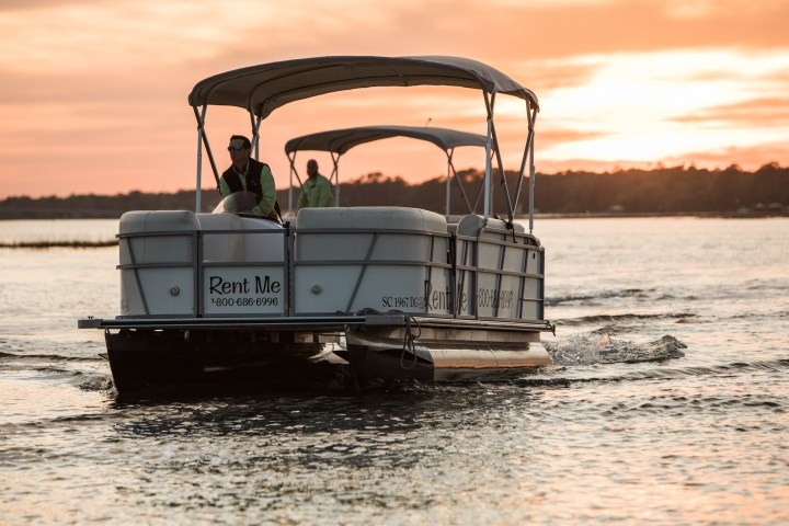 Pontoon boat